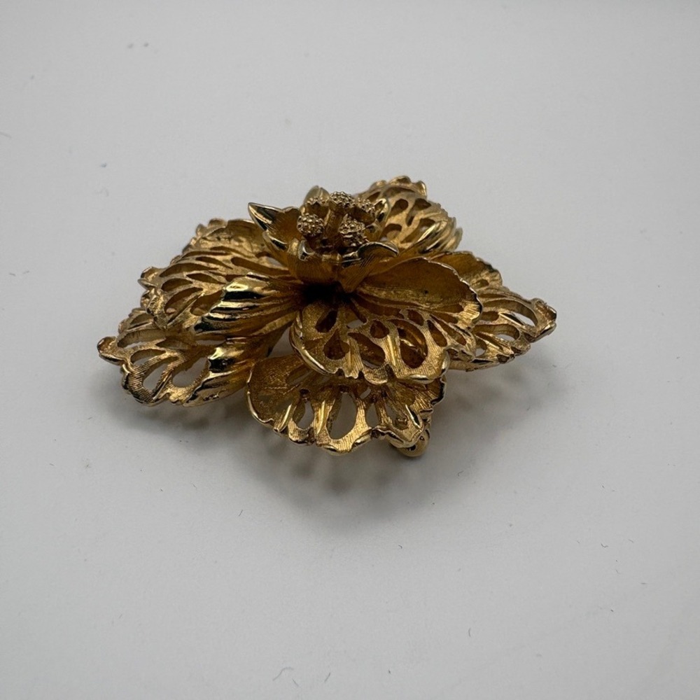 Francois Vintage Gold Tone Filigree Flower Brooch Dimensional Floral Pin 2.25" - Picture 6 of 9